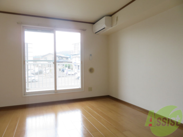 居室・リビング　かなり広めなリビングです。晴れると陽射しがよく入りますよ。