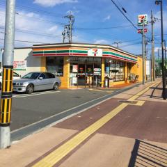 コンビニ　セブンイレブン（コンビニ）まで1300m