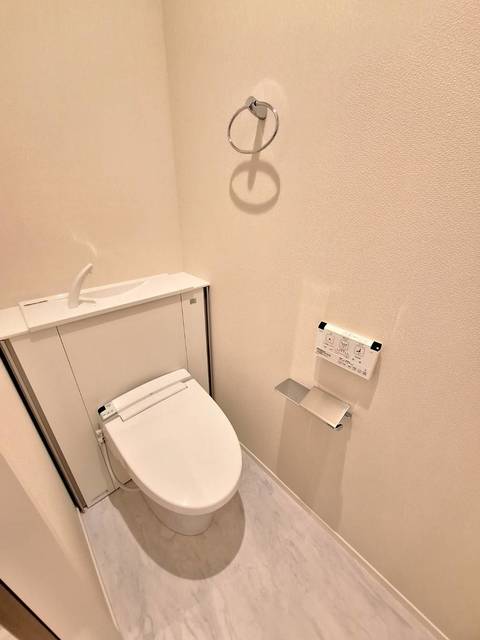 トイレ　ウォシュレットトイレ/収納棚付き