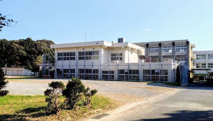 中学校　磐田市立神明中学校（中学校）まで575m