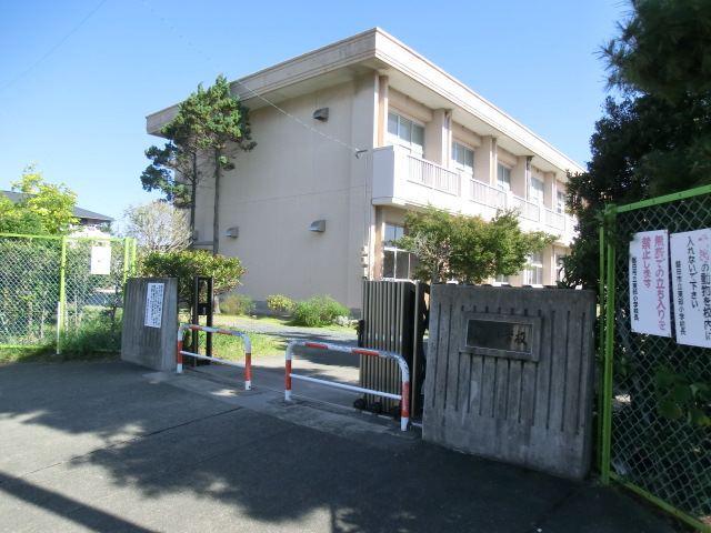 小学校　東部小学校（小学校）まで517m