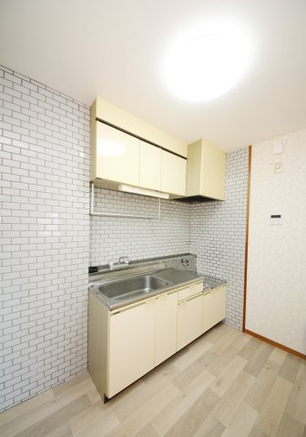 キッチン　別部屋同間取りのお写真となります。参考にご覧くださいませ。