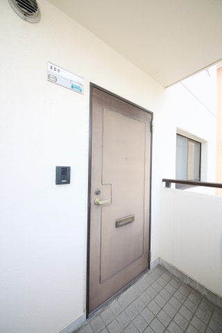 玄関　別部屋同間取りのお写真となります。参考にご覧くださいませ。