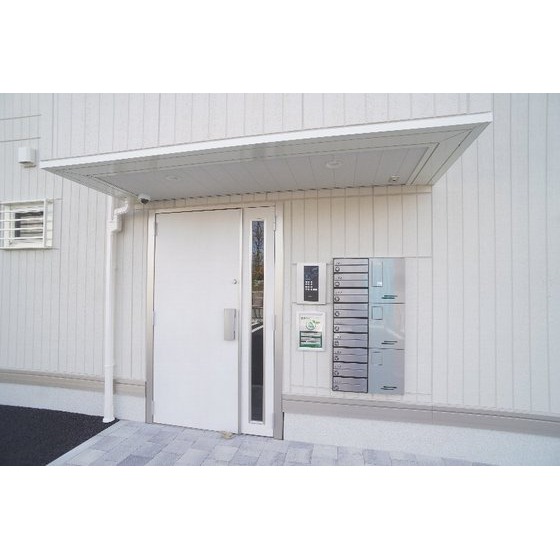 その他　共用エントランスにはオートロック、宅配ボックスあり