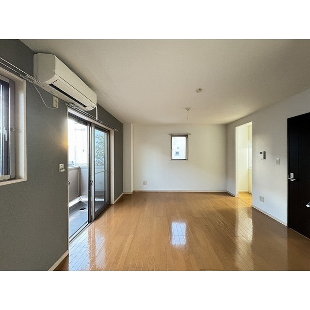 居室・リビング　間取りの反転タイプのお部屋の写真です。