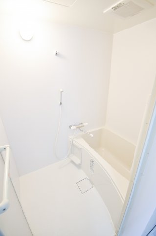 バス・シャワールーム　ちょうどいいサイズのお風呂です。お掃除も楽にできますよ。