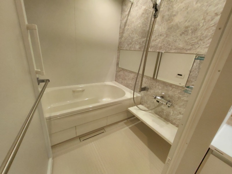 バス・シャワールーム　高級感のあるパネルが特徴的なバスルーム