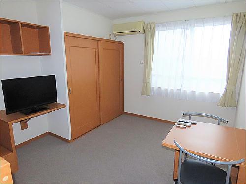 居室・リビング　カーテンやテーブル、テレビも備え付けです