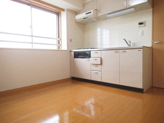 居室・リビング　大きな窓のあるダイニングです☆