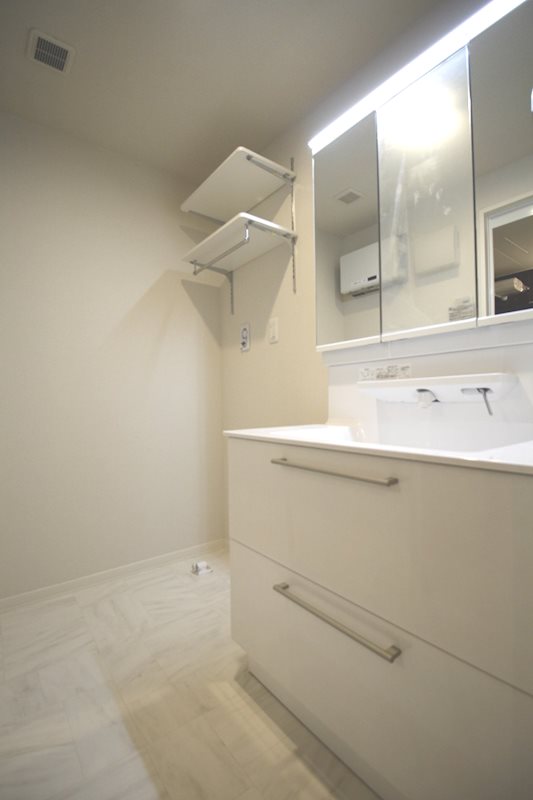 洗面設備　三面鏡タイプのシャワー付化粧洗面台・洗濯機置場・可動式ランド