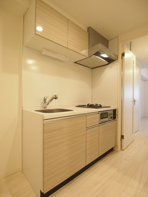 キッチン　自炊派も納得のキッチンスペースはガラストップのお洒落な仕様で