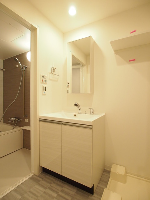 洗面設備　女性にうれしい独立洗面台は鏡の裏に収納もついています