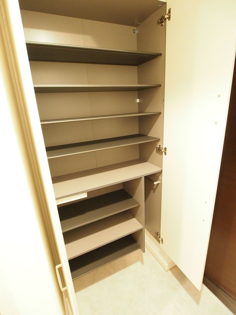 収納　たっぷり収納できる下駄箱は傘置き場もさりげなく付けています