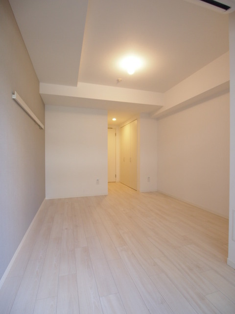 居室・リビング　白を基調としたお部屋は天井も高く明るい雰囲気です