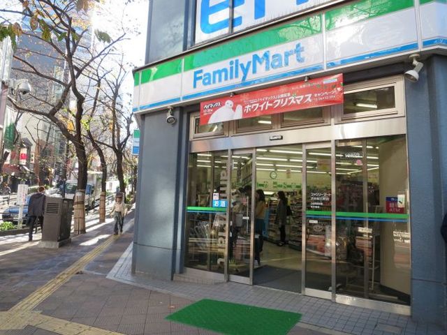 コンビニ　ファミリーマート（コンビニ）まで320m