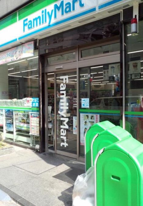 コンビニ　ファミリーマート八丁堀二丁目店（コンビニ）まで114m