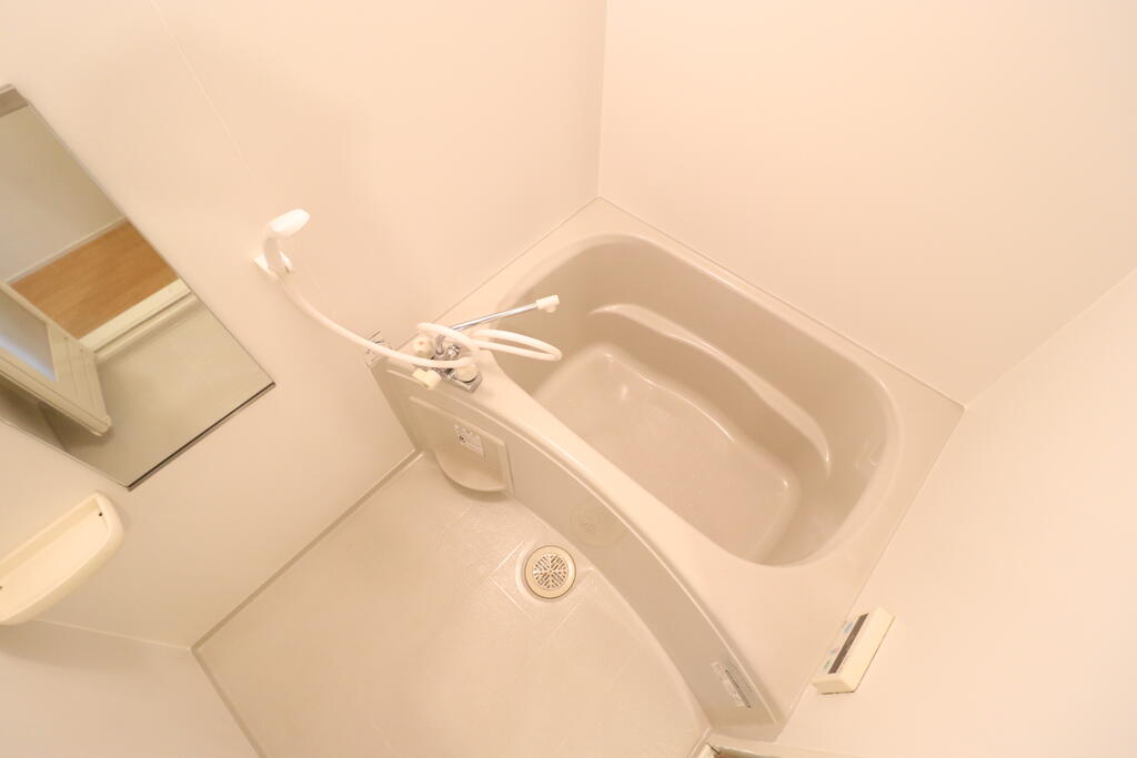 バス・シャワールーム　大きな鏡付きのお風呂場です(*^^)v