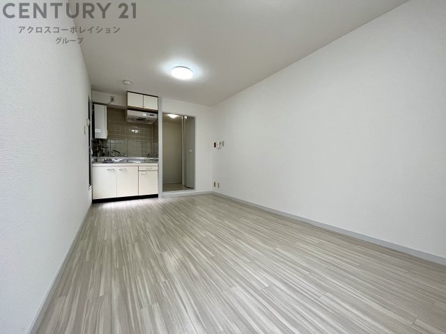 居室・リビング　床色が明るい色合いで、とてもきれいです♪