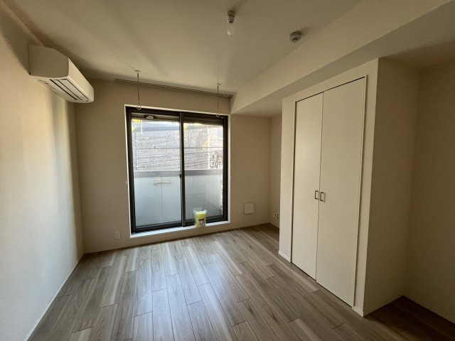 居室・リビング　シックな色味のフローリングがお洒落な雰囲気