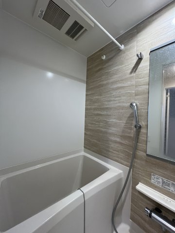 バス・シャワールーム　ゆったりと脚を伸ばしてくつろげるバスルーム