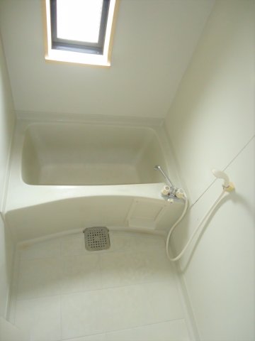 バス・シャワールーム　浴室に窓付