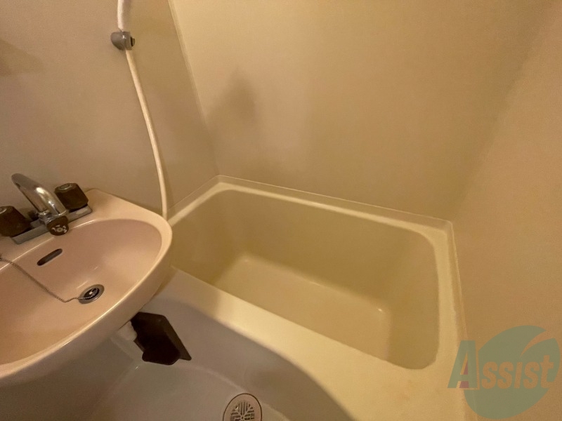 バス・シャワールーム　浴室はこちらのユニットバスです。一日の疲れを癒しましょう。