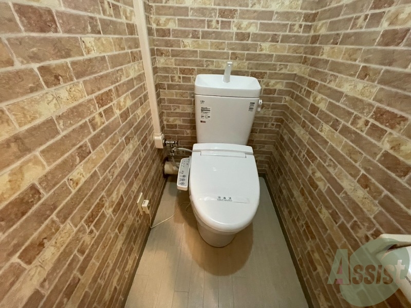 トイレ　トイレはこちらのウォシュレット付きになりますね。