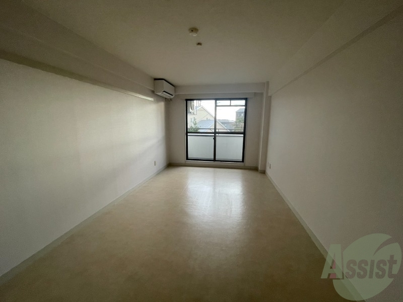 居室・リビング　南向きの大きめの窓から日差しがたっぷり入る明るいお部屋です。