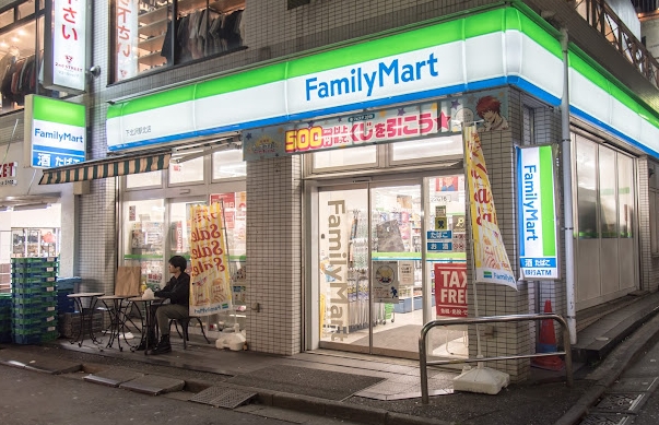 コンビニ　ファミリーマート下北沢駅北店（コンビニ）まで120m