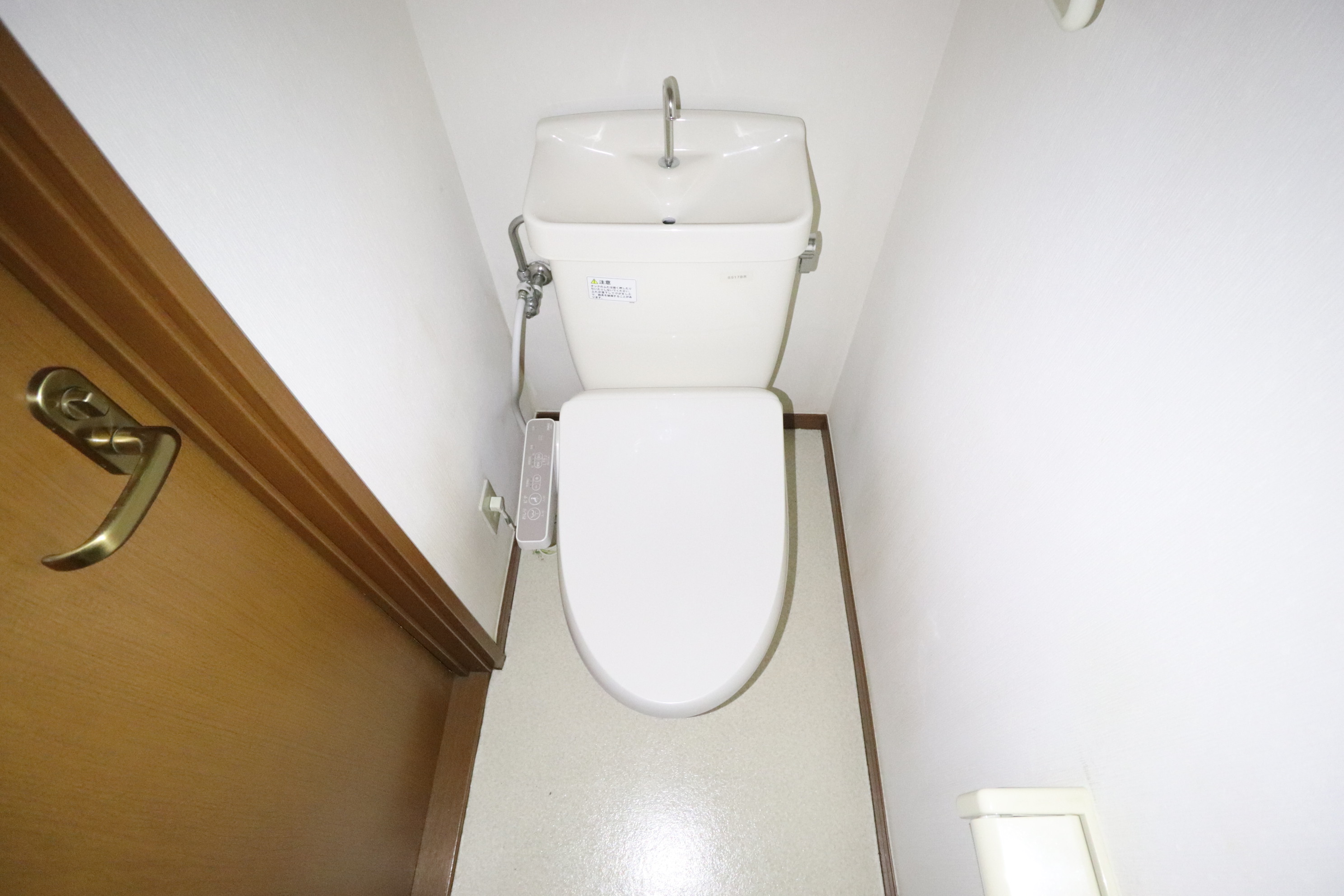 トイレ　温水洗浄便座付きでうれしい！