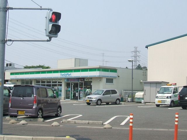 コンビニ　ファミリーマート上尾平塚店（コンビニ）まで528m