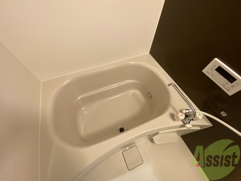 バス・シャワールーム　浴槽付きのお風呂です。ここで一日の疲れを癒しましょう。