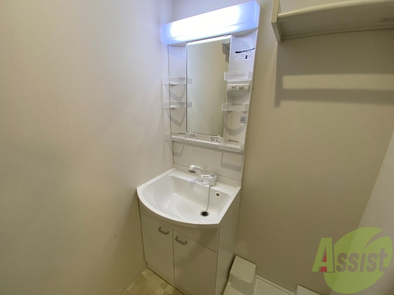 洗面設備　洗面台は収納がたっぷりです。物が多い人でも問題ございません。