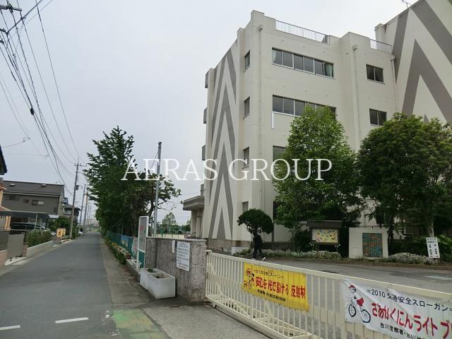 小学校　吉川市立北谷小学校（小学校）まで852m