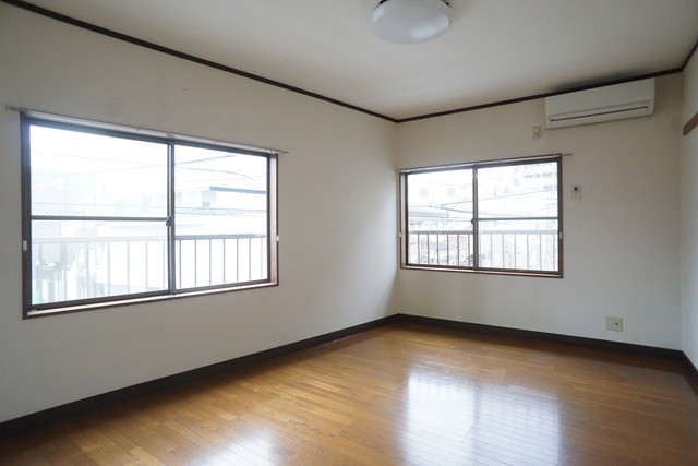 居室・リビング　２面採光なので、明るく風通しのよい過ごしやすいお部屋です♪