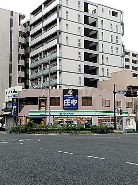 コンビニ　ファミリーマート横浜吉野町駅前店（コンビニ）まで1094m