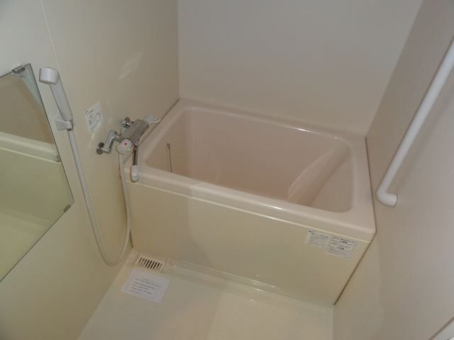 バス・シャワールーム　浴室乾燥機付きのお風呂です。