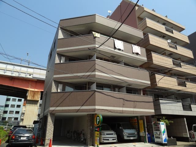 建物外観　４階建てのマンション