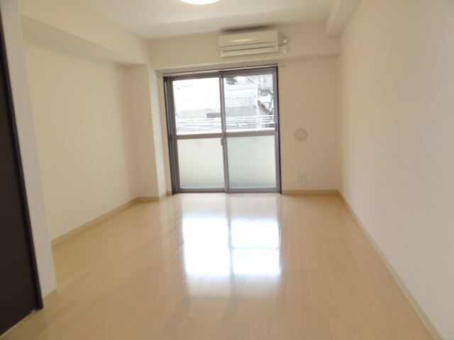 居室・リビング　８．２帖の洋室