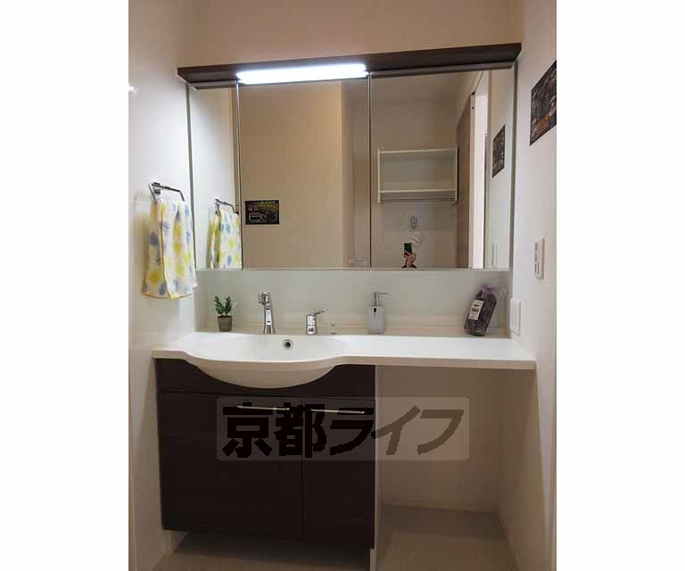 洗面設備　大きな洗面台・