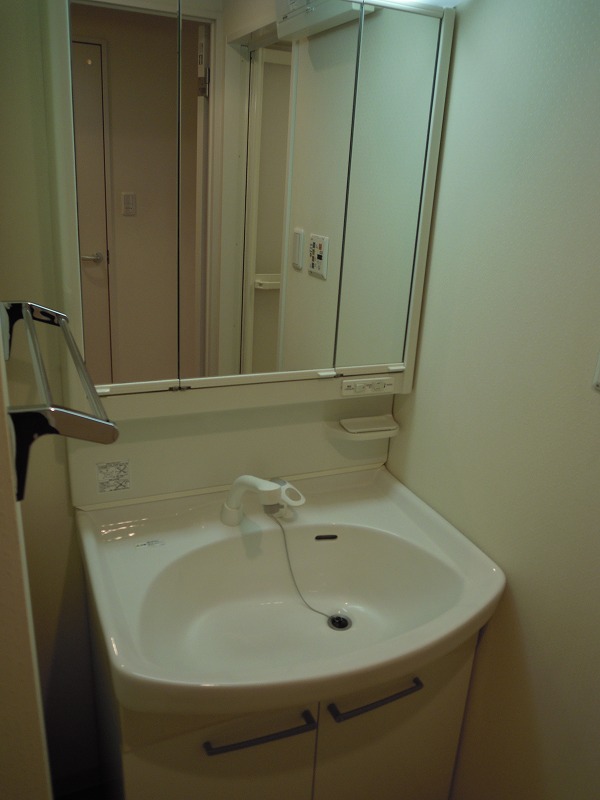 洗面設備　独立洗面化粧台が付いています