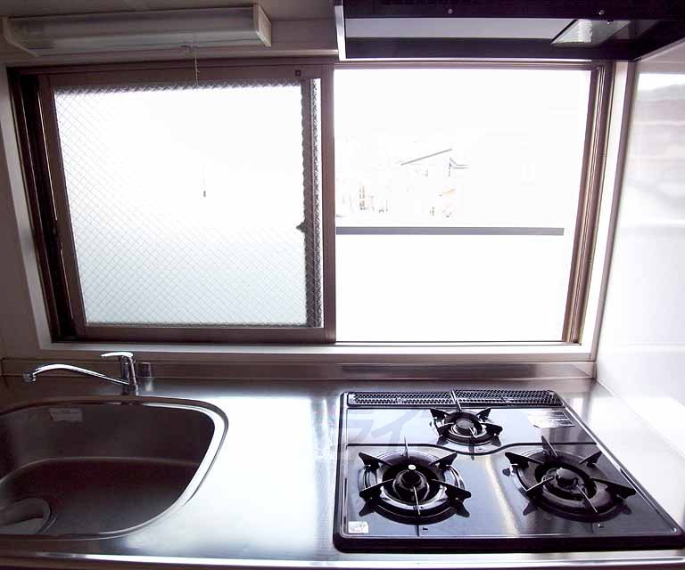キッチン　出窓からよく光の差し込む明るいキッチンです・