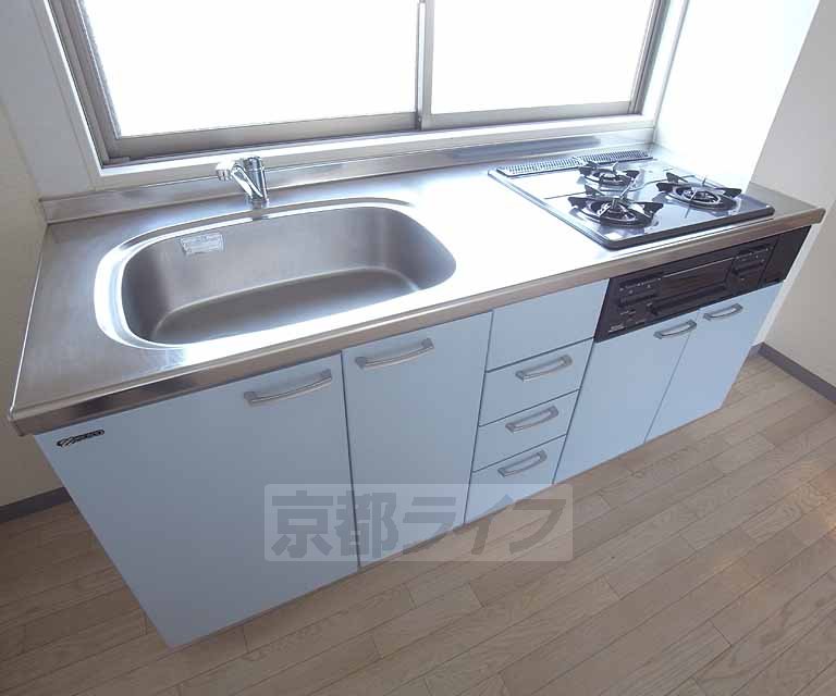 キッチン　よく光の差し込む明るい雰囲気のキッチンです・