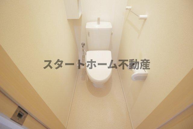 トイレ　落ち着いた色調のトイレです