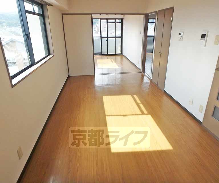 居室・リビング　採光面が多く明るいお部屋です