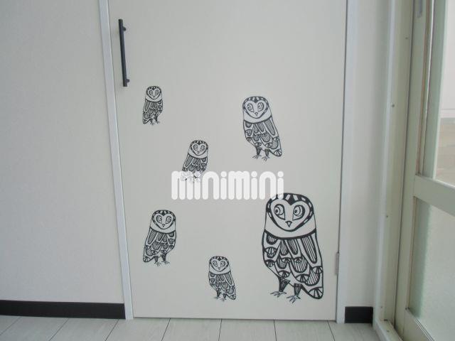 収納　リビングにある収納の扉にはふくろうが・・・