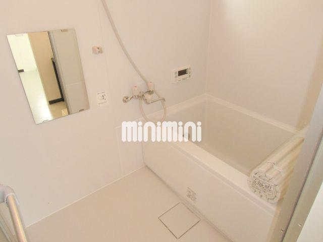 バス・シャワールーム　追炊きの付いた浴室には窓があり換気もできます