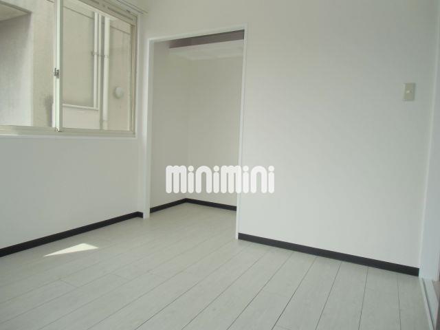 収納　４．３帖の洋室には大きめの収納スペースがあります