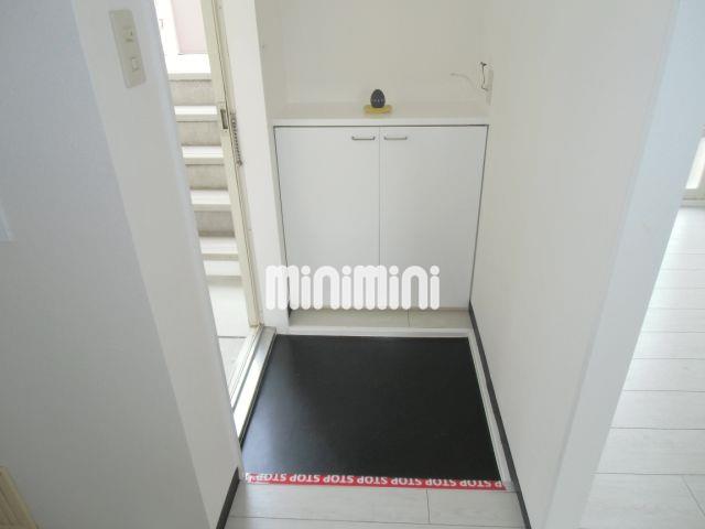 玄関　玄関には下駄箱も付いています