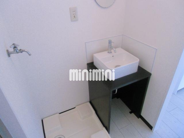 洗面設備　おしゃれな洗面台は鏡をのぞくのも楽しみになります